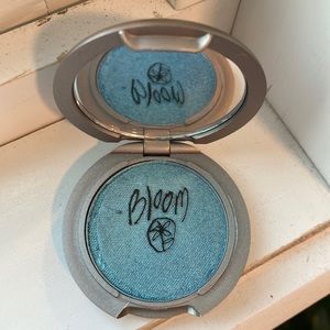 Bloom Eyeshadow in Lagoon Blue